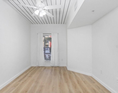 2440 W Horatio Street - Photo Thumbnail 16