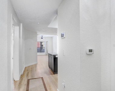 2440 W Horatio Street - Photo Thumbnail 5