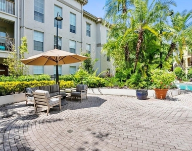 2440 W Horatio Street - Photo Thumbnail 27