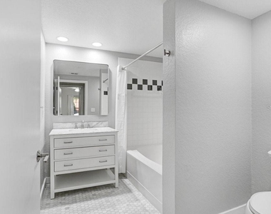 2440 W Horatio Street - Photo Thumbnail 19