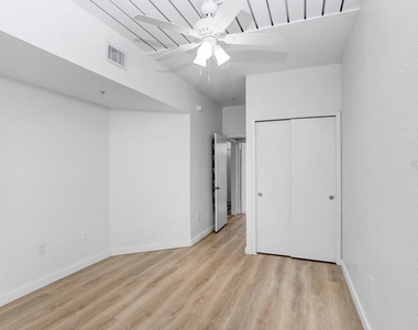2440 W Horatio Street - Photo Thumbnail 17