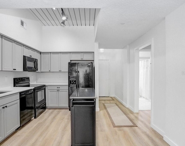 2440 W Horatio Street - Photo Thumbnail 10