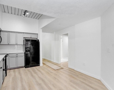 2440 W Horatio Street - Photo Thumbnail 12