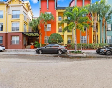2440 W Horatio Street - Photo Thumbnail 2
