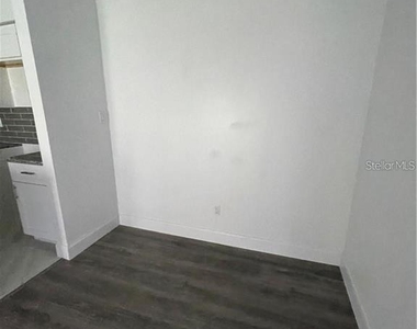 232 Afton Square - Photo Thumbnail 4
