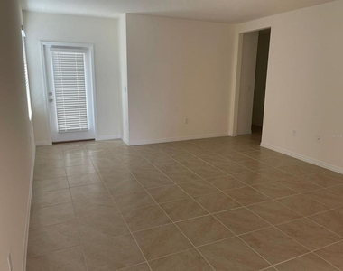927 Waterfall Boulevard - Photo Thumbnail 6