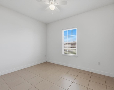 304 Begonia Court - Photo Thumbnail 14