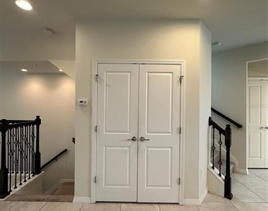 527 Piazza Point - Photo Thumbnail 10
