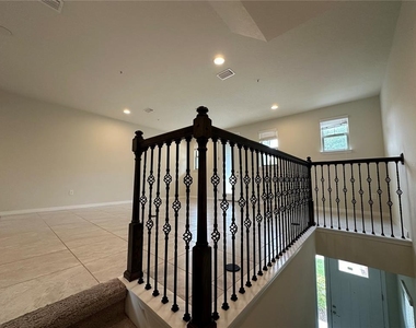 527 Piazza Point - Photo Thumbnail 14