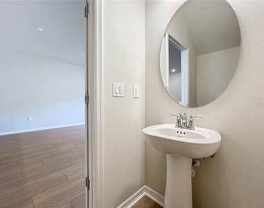 431 Meadowland Point - Photo Thumbnail 22