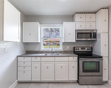 916 Cohassett Avenue - Photo Thumbnail 2
