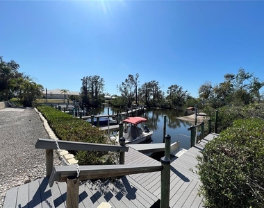 6527 Hamlet Drive - Photo Thumbnail 18