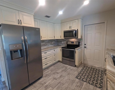 3070 Gulf Gate Drive - Photo Thumbnail 4