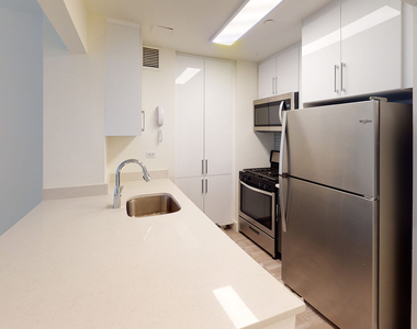 10 Hanover Square - Photo Thumbnail 1