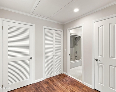 606 Bay Avenue - Photo Thumbnail 15