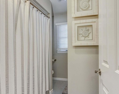 606 Bay Avenue - Photo Thumbnail 14