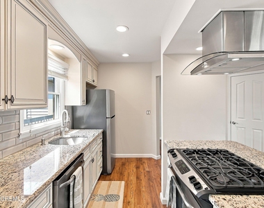 606 Bay Avenue - Photo Thumbnail 8