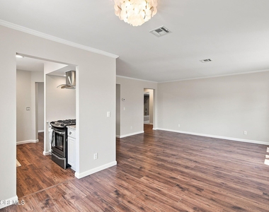 606 Bay Avenue - Photo Thumbnail 6
