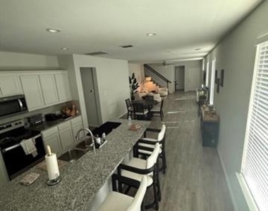 932 Crockett Street - Photo Thumbnail 17
