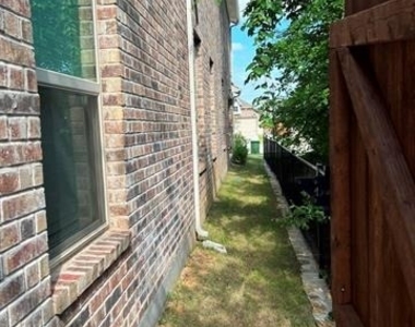 932 Crockett Street - Photo Thumbnail 16