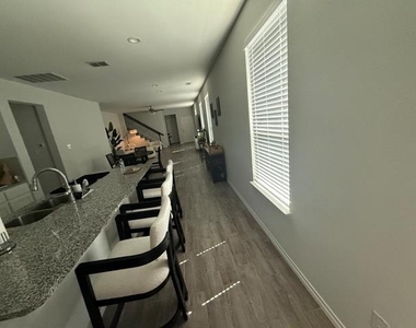 932 Crockett Street - Photo Thumbnail 8