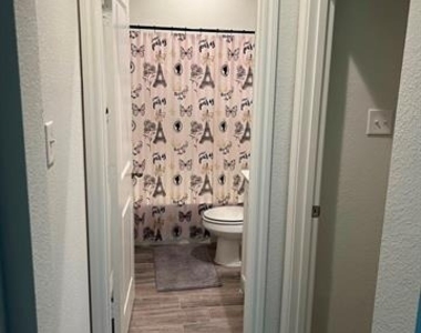 932 Crockett Street - Photo Thumbnail 4