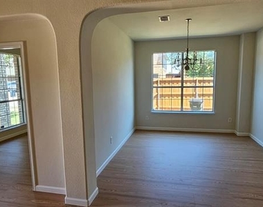 5236 Hilcroft Road - Photo Thumbnail 4