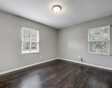 802 E Dallas Street - Photo Thumbnail 9