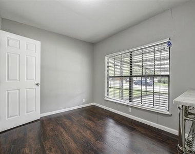 802 E Dallas Street - Photo Thumbnail 8