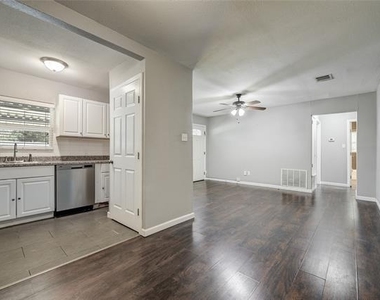 802 E Dallas Street - Photo Thumbnail 21