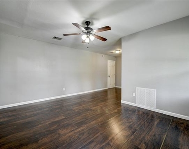 802 E Dallas Street - Photo Thumbnail 7