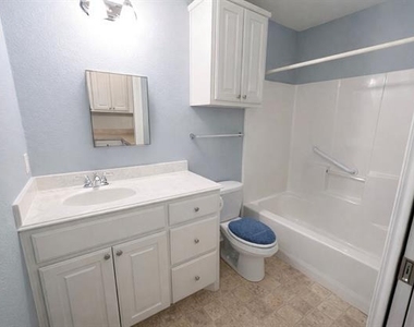 1825 Glenway Drive - Photo Thumbnail 9