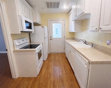 1825 Glenway Drive - Photo Thumbnail 6