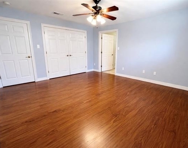 1825 Glenway Drive - Photo Thumbnail 10