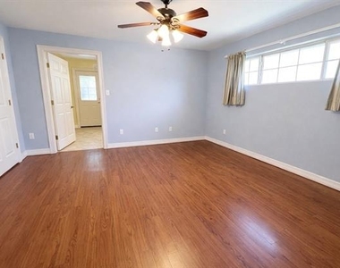 1825 Glenway Drive - Photo Thumbnail 7