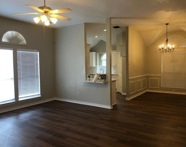 1406 Oxford Drive - Photo Thumbnail 4