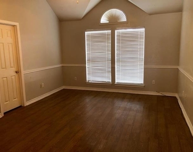 1406 Oxford Drive - Photo Thumbnail 5
