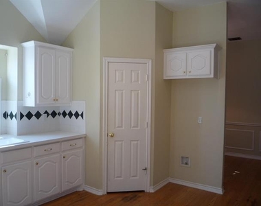 1406 Oxford Drive - Photo Thumbnail 8