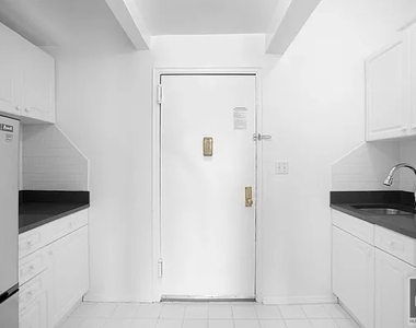 West 72nd Street - Photo Thumbnail 1