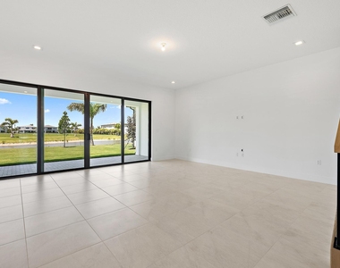 20471 Southernwood Avenue - Photo Thumbnail 6
