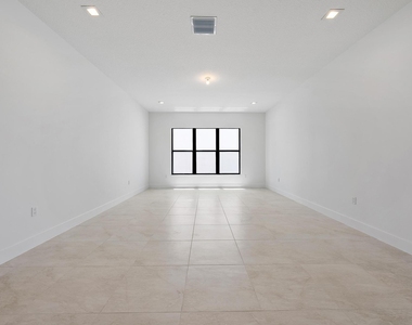 20471 Southernwood Avenue - Photo Thumbnail 4