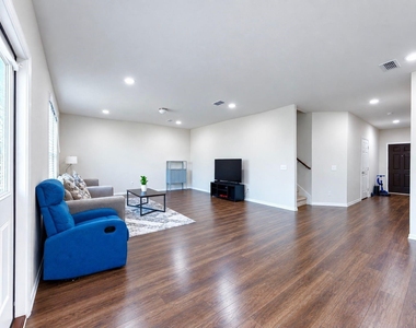 902 Feldspar Way - Photo Thumbnail 4