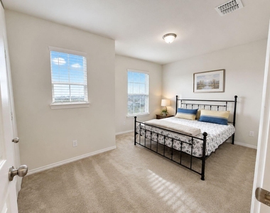 902 Feldspar Way - Photo Thumbnail 19