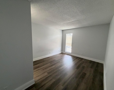 4419 Treehouse Lane - Photo Thumbnail 5