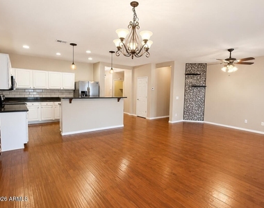 17636 W Maui Lane - Photo Thumbnail 7