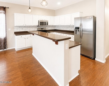 17636 W Maui Lane - Photo Thumbnail 5
