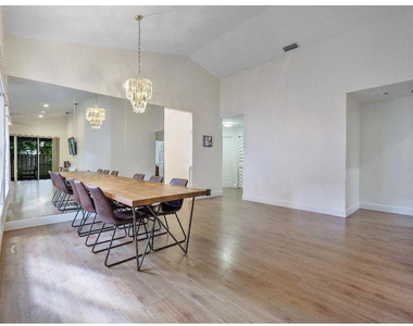 6165 Nw 77th Place - Photo Thumbnail 9