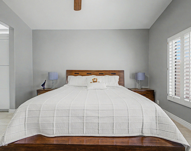 9026 W Escuda Drive - Photo Thumbnail 14