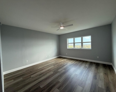 15051 Royal Oaks Lane - Photo Thumbnail 8