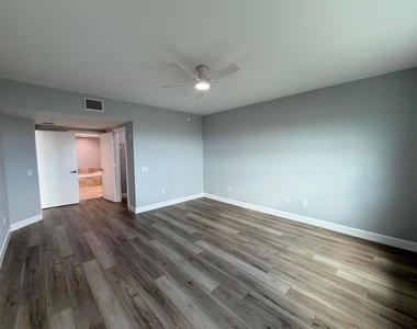 15051 Royal Oaks Lane - Photo Thumbnail 9